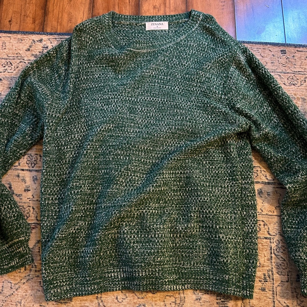 Zenana Green and White sweater size small